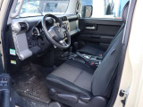 運転席周りはシンプルで視認性の高いレイアウト。FJクルーザーらしい無骨なデザインです。