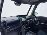 ダイハツのお店では、ダイハツ車を知り尽くしたプロフェッショナルが、専用の診断機器を使って各システムを点検しております。