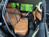 後部座席も気になるようなキズ・汚れやへたり等、大きなダメージはなく、良好な状態です。