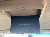 【フリップダウンモニター】大画面モニターで後席でもエンタメをお楽しみいただけます。小さなお子様にも大人気の装備です♪