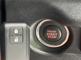 【キーレススタートシステム】カバンやポケットに入れたままでもドアの施錠・解錠が可能なスマートキーを装備。エンジンのオン・オフ時もカギを取り出す必要が無いからとっても便利です♪