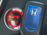 【Hondaスマートキー】カバンやポケットに入れたままでもドアの施錠・解錠が可能なスマートキーを装備。エンジンのオン・オフ時もカギを取り出す必要が無いからとっても便利です♪