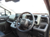 ★運転席まわり★大きなフロントガラスで見晴らしよく運転しやす設計と、広くてゆとりのある運転席。楽な姿勢で座ることが出来るので長時間の運転でも疲れにくいですし体もぶれにくく工夫されています。