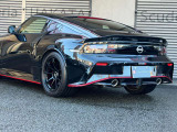 デュアルエグゾーストテールパイプ・LEDテールライト FAIRLADY Z・エンブレム付きトランクスポイラー。