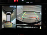 パノラミックビューモニター付きです。車両を上から見たような映像をモニター画面に表示。運転席からの目視では見にくい、車両周辺の状況をリアルタイムでしっかり確認できます。