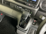 発進時から滑らかに加速する無段階変速のCVTはストップ&ゴーの多い街の中も快適です