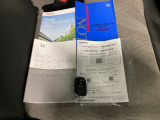取扱説明書やメンテナンスノートもそろっています。スマートキーは荷物を持っている時でも、キーを取り出さずドアの施錠・開錠ができます。