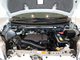 エンジンルームです。1.0L直列3気筒エンジンとCVTの組み合わせによる優れた燃費性能も魅力です。