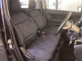 フロントは助手席と繋がったベンチシートです。