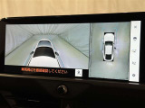 パノラミックビューモニターシステムが付いているので車の上から見た映像が確認できますよ。 一目で車両周辺の情報を確認できますが、直接安全をご確認下さい。