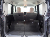 後席を左右とも倒した状態の荷室です。大きめの荷物もラクに積めそうです。