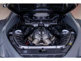 V6エンジンにツインターボを搭載。内燃エンジンとリアの電気モーターとの一体化により830hpを発揮します。鋭い加速が特徴的です。後輪駆動にプラグインハイブリッド(PHEV)が組み込まれてます。