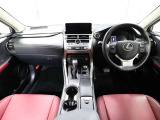 上質で落ち着いた印象のインパネ。視界も広々で運転しやすいです。