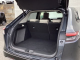 トランクの広さは、どうです、たくさんの荷物が積めますよ。トノカバー付き。荷室のプライバシーを守ってくれます。見た目もスッキリ、防犯性も高まります。