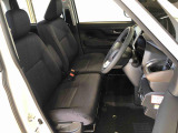 運転席の座面高さを調整できるシートリフターが付いています。フロントシートはベンチシートを採用で、座面も広く使い勝手もいいですよ♪