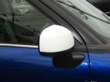 電動格納ミラーです。運転席のボタン一つで開閉から角度調整まで操作せきるので、とても便利♪