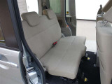 ゆとりある広々とした車内空間は、ドライブを始め買い物やレジャーなど、幅広く活躍します。一人でもみんなとでもお出かけを楽しみましょう!
