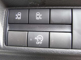 ハンズフリーオートスライドドア〈両側〉(挟み込み防止機構付)は運転席からも開閉可能。また、荷物やお子さまの抱っこで両手がふさがっていても、片足を振り入れるだけでスライドドアが開閉できます。
