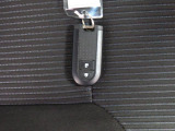 電子キーをポケットやカバンに入れているだけで、ドアの開錠・施錠が行えます。荷物を抱えていてもラクラク開閉です。エンジン始動も行えます。