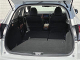 ◆シートアレンジ◆ラゲッジルームは、大容量のスペースを確保。リアシートを倒すことでバリエーション豊かに収納できます。