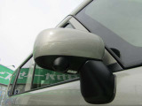 電動格納ミラーです。運転席のボタン一つで開閉から角度調整まで操作できるので、とても便利♪