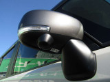 電動格納ミラーです。運転席のボタン一つで開閉から角度調整まで操作せきるので、とても便利♪ウインカーとミラーが一体になっているデザインもおしゃれです。