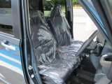 届出済未使用車ですので内装もキレイです♪ また、シートカバーの取付等も承ってましたのでお気軽にご相談ください♪