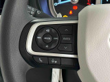 ナビゲーションやオーディオなどの操作がハンドルの手元でできるステアリングスイッチが付いてます