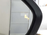 隣車線を走る車両をレーダーで検知し、ドアミラーでは確認しにくい後側方エリアに存在する車両に加え、急接近してくる車両も検知します。車両を検知するとドアミラーに搭載されたLEDインジケーターが点灯します。