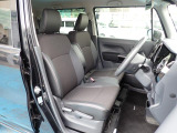 フロントシートも状態良好ですよ。大きな汚れもなく、座り心地もいいですよ。