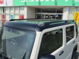 天井にはルーフレールが付いています。ここにキャリアを取り付けて荷物を載せることができますし、デザイン的にもとってもおしゃれ♪