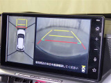 パノラミックビューモニターを装備。駐車場や交差点でクルマを真上から見るように周囲を確認できます。機能の詳細は販売店スタッフまでおたずねください。