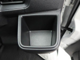 カップホルダーは運転席や助手席からちょうど手の届く位置です!!
