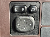 【電動格納ミラー】サイドミラーは電動格納式となっており、狭い駐車場でもキズがつくリスクを抑えられます。