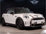 MINIのフロントグリルのデザインはイギリスで生まれた当初から、シルバーのサイドバーが折り重なった伝統的なデザインで御座います。その伝統はBMWのお車になってからでも少しずつ形を変えて守られております