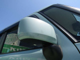 電動格納ミラーです。運転席のボタン一つで開閉から角度調整まで操作できるので、とても便利♪