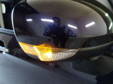 【ウィンカー付サイドミラー】ヘッドライトだけではなく、サイドミラーにもウィンカーレンズがついているので、周りの車からみてもわかりやすく、しかもおしゃれですね♪