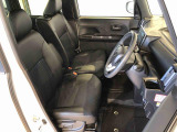 運転席の座面高さを調整できるシートリフターが付いています。フロントシートはベンチシートを採用で、座面も広く使い勝手もいいですよ♪