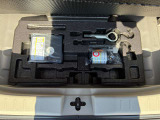 トランクルームのフタを開けると付属の車載工具がございます(^^) 必要に応じて買い足していただくことも可能です!