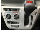 ダイヤル式のマニュアルエアコンを標準装備しています