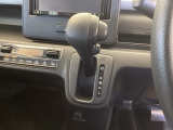 自然に手が届き、操作性の良いインパネシフトに、パーキングブレーキは、フットブレーキタイプなので、運転席と助手席の間はすっきりしています。
