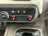 運転席/助手席シートヒーターで寒い日もすぐに温かくなり快適に過ごせます。2段階の温度調整が可能です
