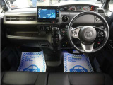 運転にかかわる様々な操作を安全に行えるように視点移動が少なく、操作性に配慮されたスイッチ類が凝縮されたコクピットです。
