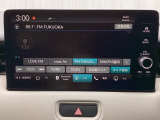 HondaCONNECT対応の便利なナビディスプレー。お持ちのスマートフォンと連携して、ナビやBluetoothでの音楽再生が可能です。デザインはもちろん、操作性も良好です。