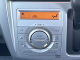 【オートエアコン】一度お好みの温度に設定すれば、車内の温度を検知し風量や温度を自動で調整。暑い&hellip;寒い&hellip;と何度もスイッチ操作をする必要はありません。快適な車内空間には必須の機能ですね♪