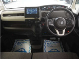 運転にかかわる様々な操作を安全に行えるように視点移動が少なく、操作性に配慮されたスイッチ類が凝縮されたコクピットです。