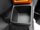 【カップホルダー】エアコン吹き出し口下部に設置されていますので使いやすさバッチリ!運転席から手の届くちょうどの位置です!