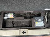 トランクルームのフタを開けると付属の車載工具がございます(^^) 必要に応じて買い足していただくことも可能です!