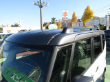 ルーフレールがあることで、車内に収まらない大きな荷物や、サーフボードのような長尺の荷物を、屋根の上に積むことができます。アウトドアがお好きな方には嬉しいアイテムです☆