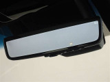 デジタルインナーミラーを装備してます。後部座席の人や大きな荷物で後方の視界を遮られることがありません。